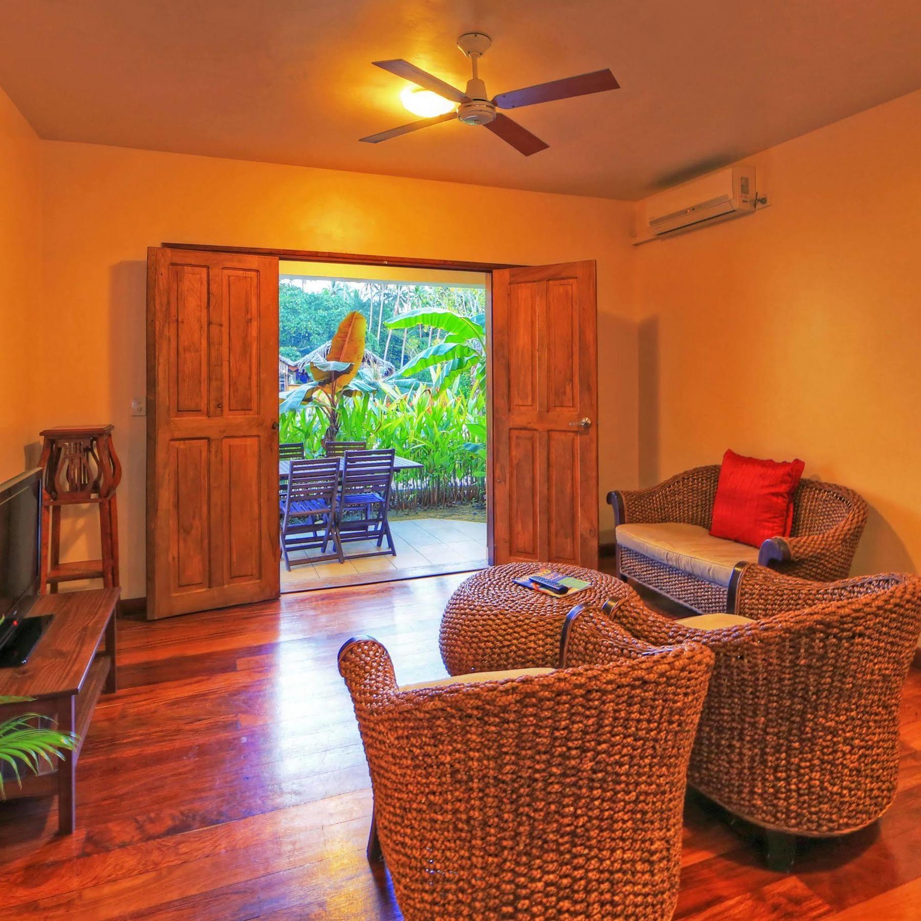 Tropicana Lagoon Apartments Port Vila Esterno foto